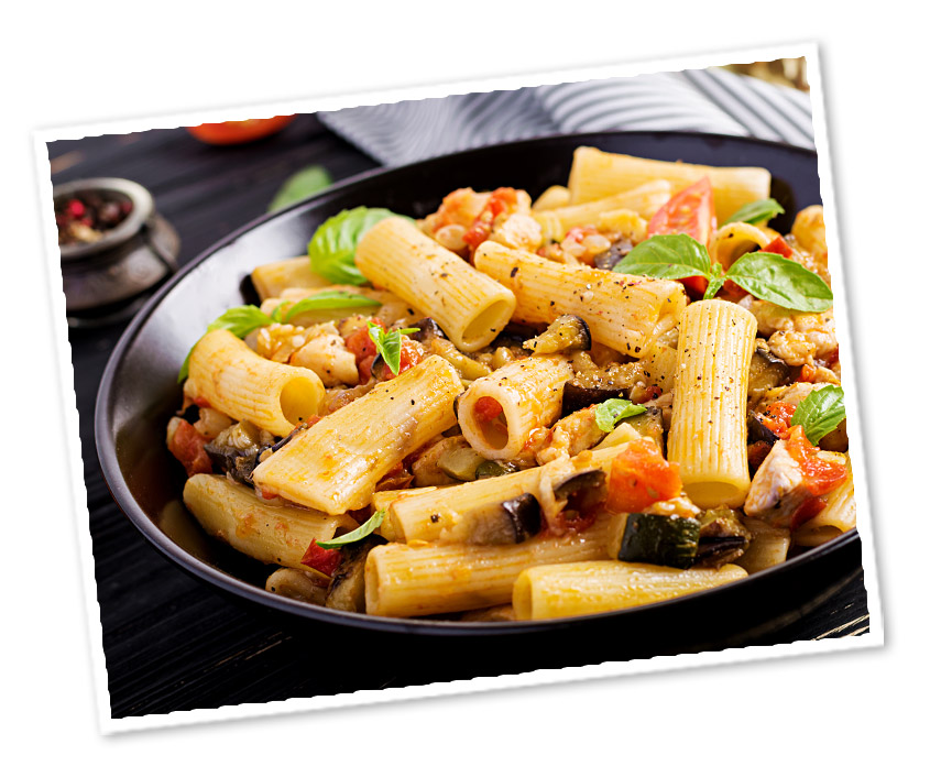 RIGATONI COM BERINJELA, MOLHO DE TOMATE E ATUM SÓLIDO EM AZEITE DE OLIVA